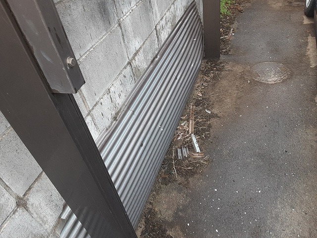 飛散した塩ビ波板屋根